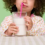 Trẻ bao nhiêu tuổi thì uống được sữa tươi?